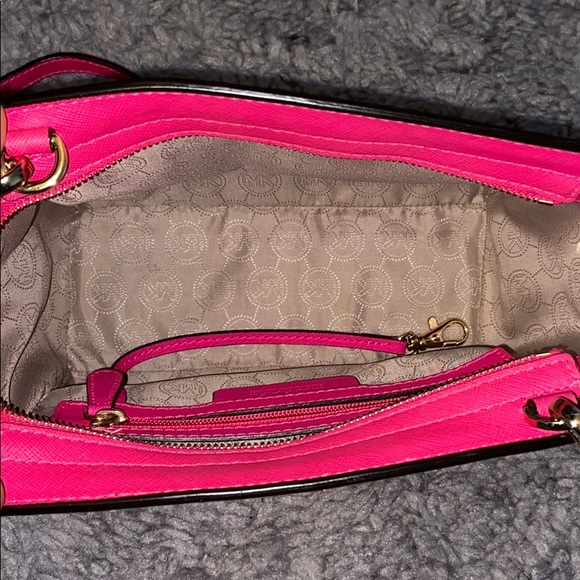 🎉SALE🎉 Michael Kors Hot Pink Saffiano Crossbody - Picture 2 of 6